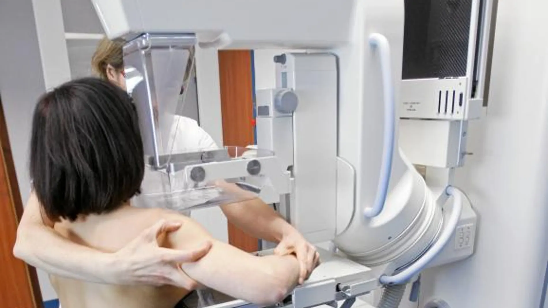Una enfermera realiza una mamografía a una paciente en el Hospital Río Hortega de Valladolid