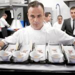 Ángel León, en la cocina de su restaurante, muestra una bandeja de suculentos bocados marinos