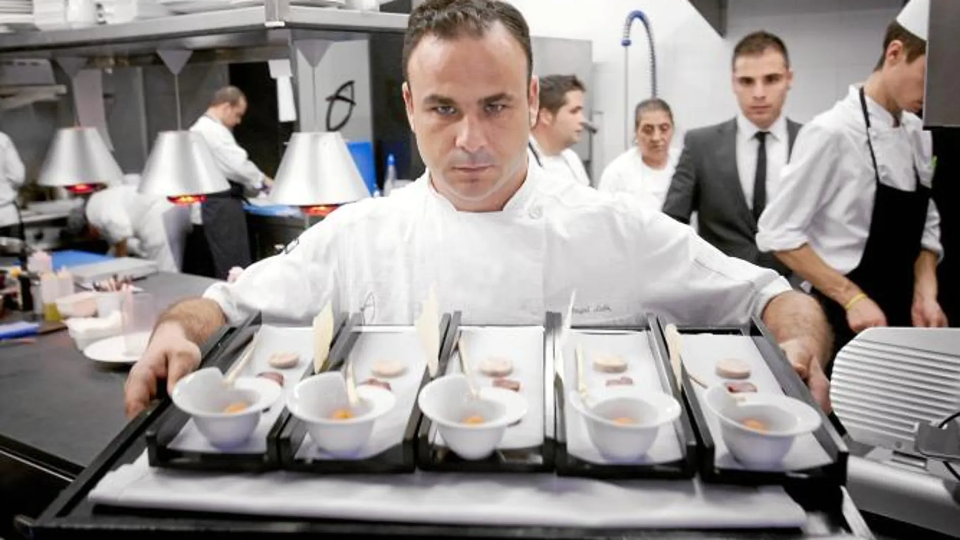 Ángel León, en la cocina de su restaurante, muestra una bandeja de suculentos bocados marinos