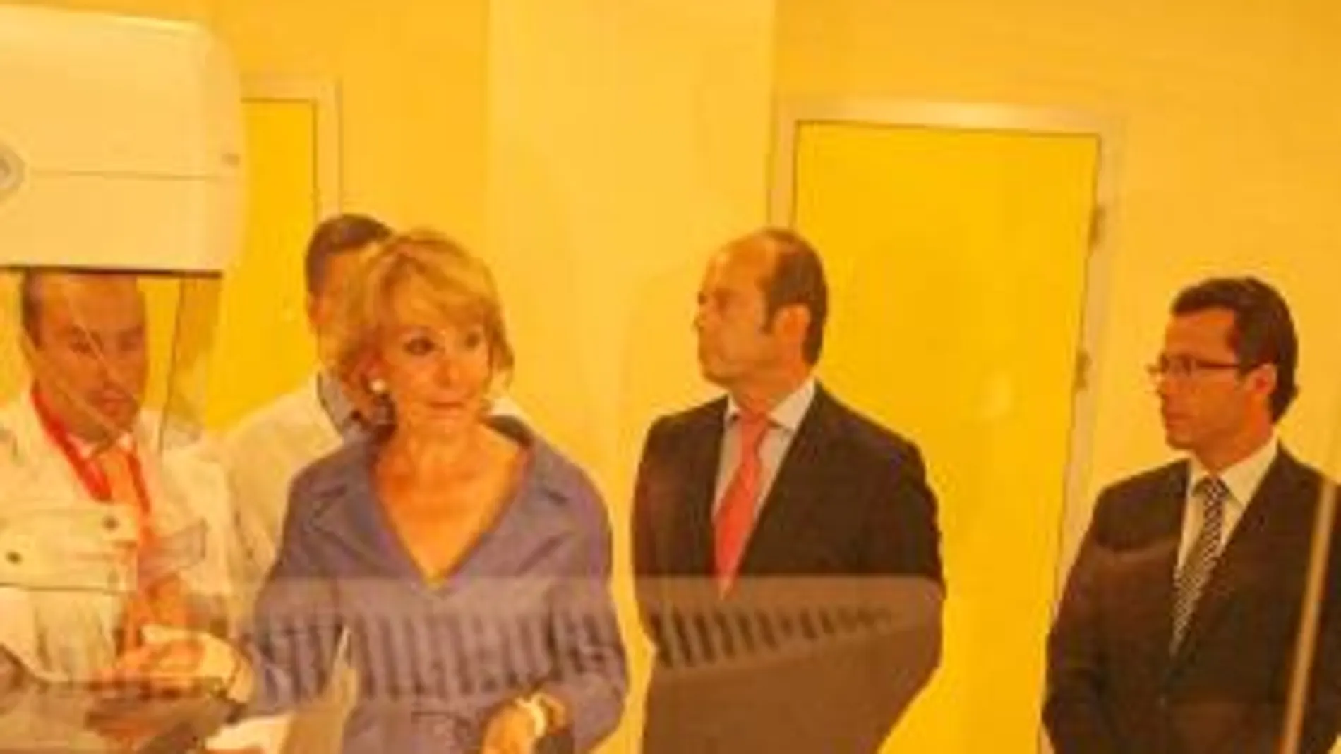 Aguirre visitó la sala de mamografías para recordar a las mujeres que «septiembre es muy buena época ir a hacerse la prueba»