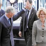 La presidenta de la Comunidad recibió ayer en la Puerta del Sol al Príncipe Carlos de Inglaterra, en su visita por España