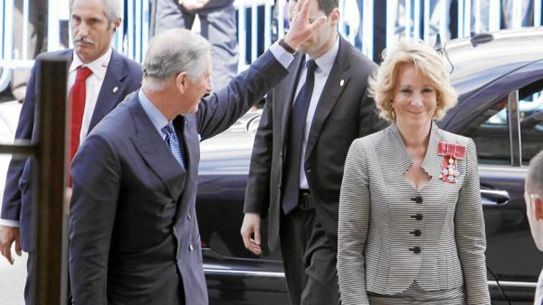 La presidenta de la Comunidad recibió ayer en la Puerta del Sol al Príncipe Carlos de Inglaterra, en su visita por España