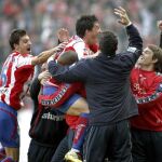 El centrocampista portugués del Sporting de Gijón André Castro (c) celebra su gol con sus compañeros del banquill
