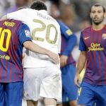 Messi e Higuaín se fueron abrazados. El otro argentino, Mascherano contempla la escena