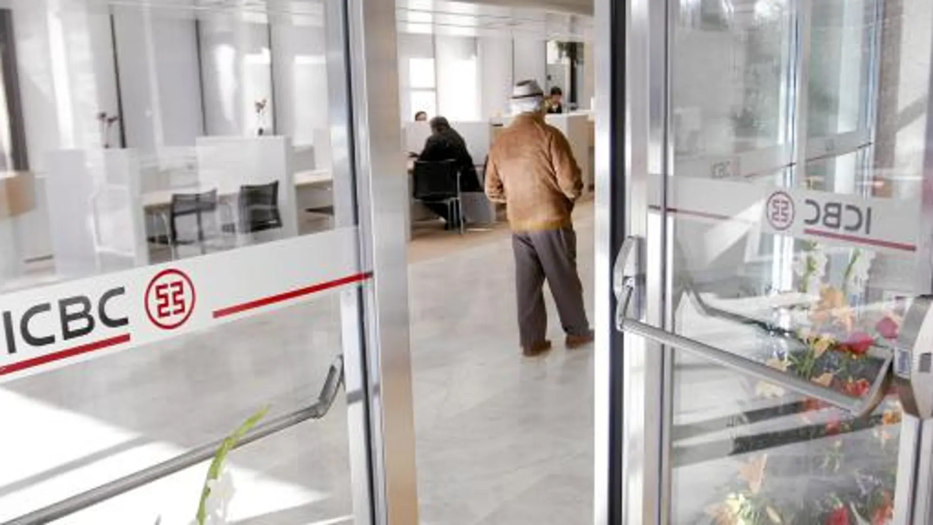 La oficina permanece abierta desde las nueve de la mañana a las cinco de la tarde