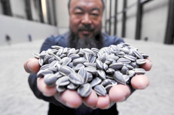 Ai Weiwei con las "Pipas de girasol" que presentó en la Tate Modern de Londres