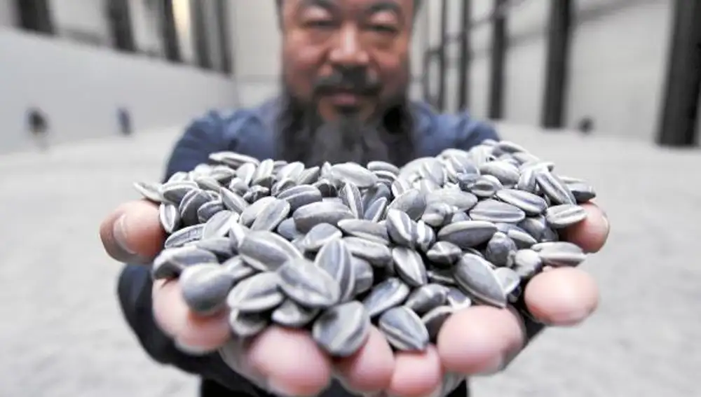 Ai Weiwei con las &quot;Pipas de girasol&quot; que presentó en la Tate Modern de Londres