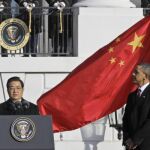 Obama escucha las palabras del presidente chino ante la Casa Blanca