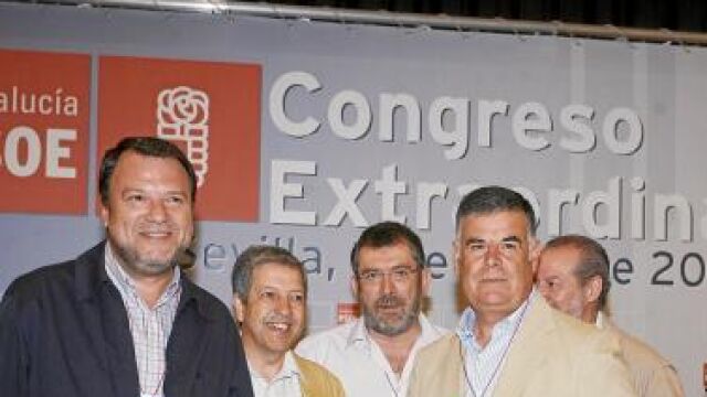 Antonio Rivas (segundo por la izquierda), en un congreso detrás del secretario provincial, José Antonio Viera