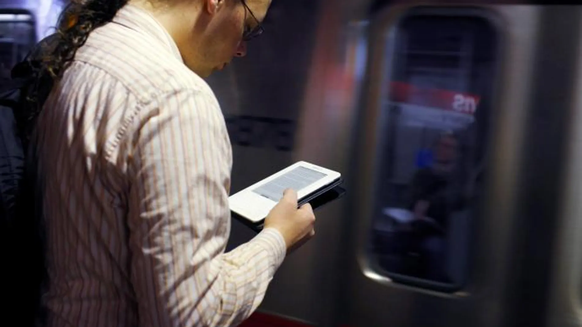 Un lector lee en su Kindle