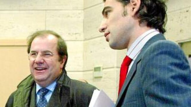 El presidente de Castilla y León, Juan Vicente Herrera, conversa con Santos Villanueva, tras unas jornadas sobre la vertebración territorial de España