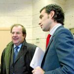 El presidente de Castilla y León, Juan Vicente Herrera, conversa con Santos Villanueva, tras unas jornadas sobre la vertebración territorial de España