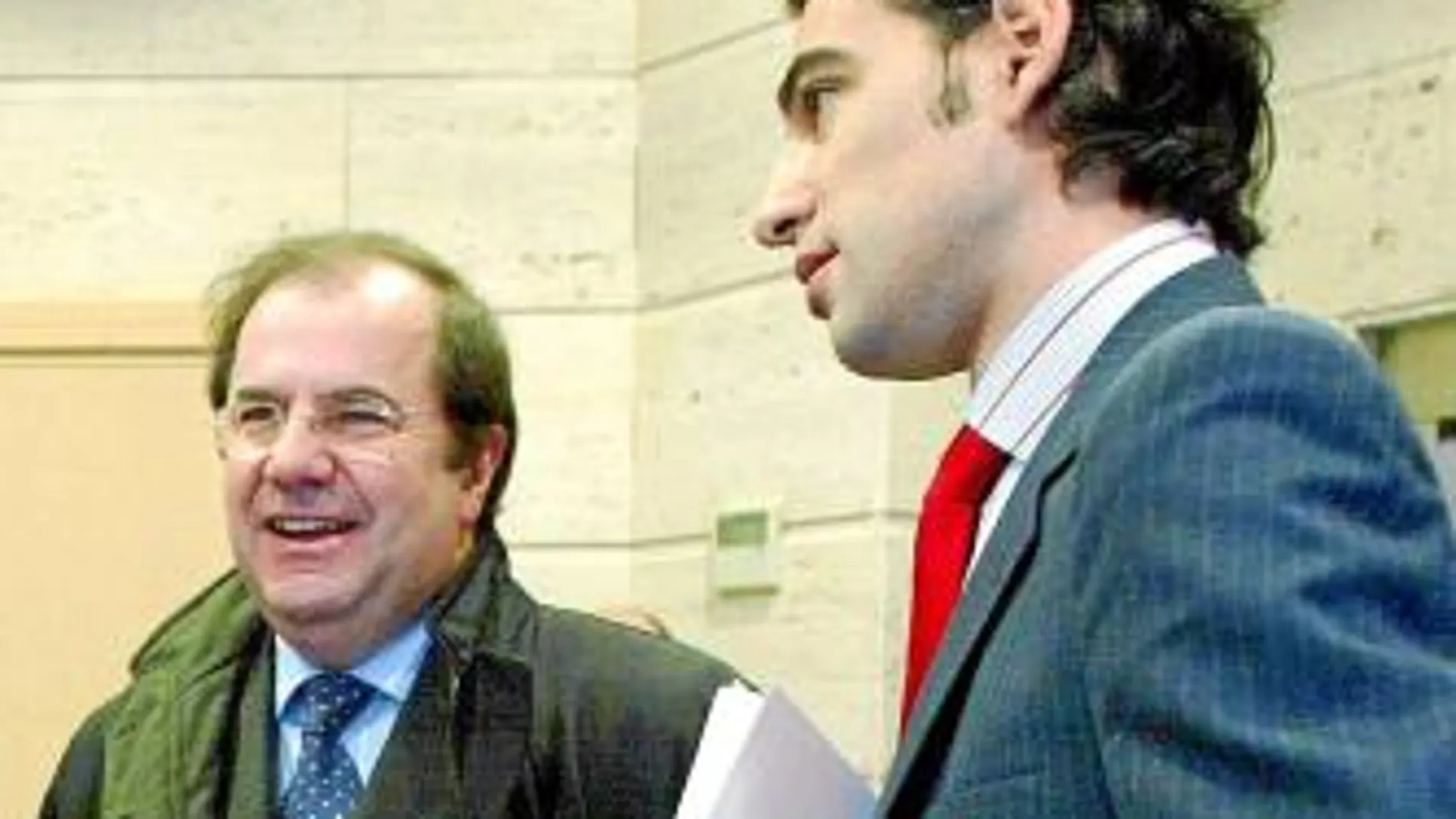 El presidente de Castilla y León, Juan Vicente Herrera, conversa con Santos Villanueva, tras unas jornadas sobre la vertebración territorial de España