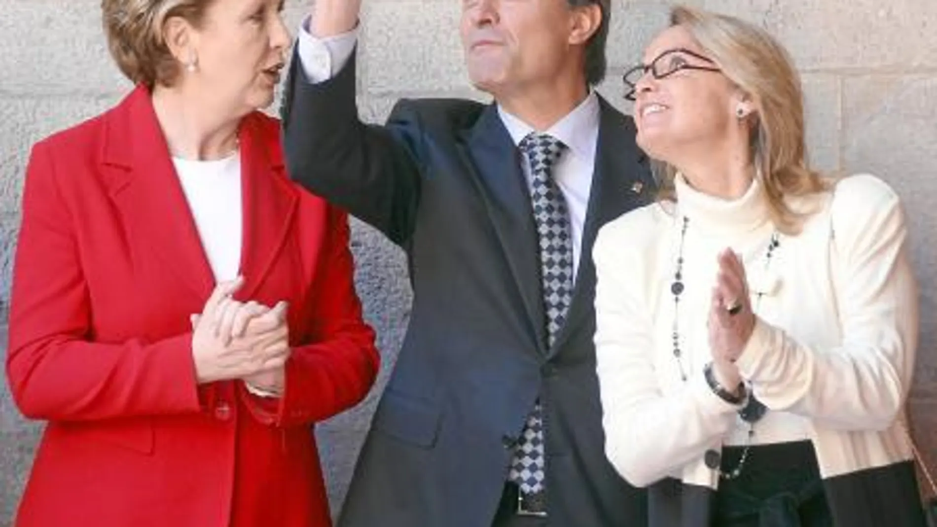 Artur Mas y su esposa, Helena Rakosnik, recibieron ayer a la presidenta de Irlanda, Mary McAleese, en el Palau de la Generalitat