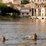 Dos mujeres se bañan, en las aguas del río Duero a su paso por Zamora, para calmar el calor de la jornada de ayer