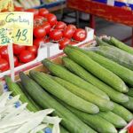 Imagen de pepinos españoles a la venta en un mercado alemán