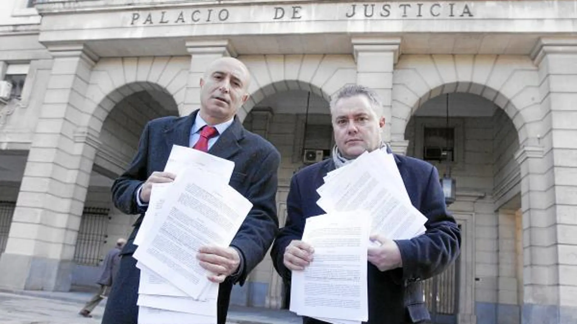 Pedro Ruiz, de Safja, junto al abogado Fermín Vázquez, ayer a las puertas de la Fiscalía de Sevilla