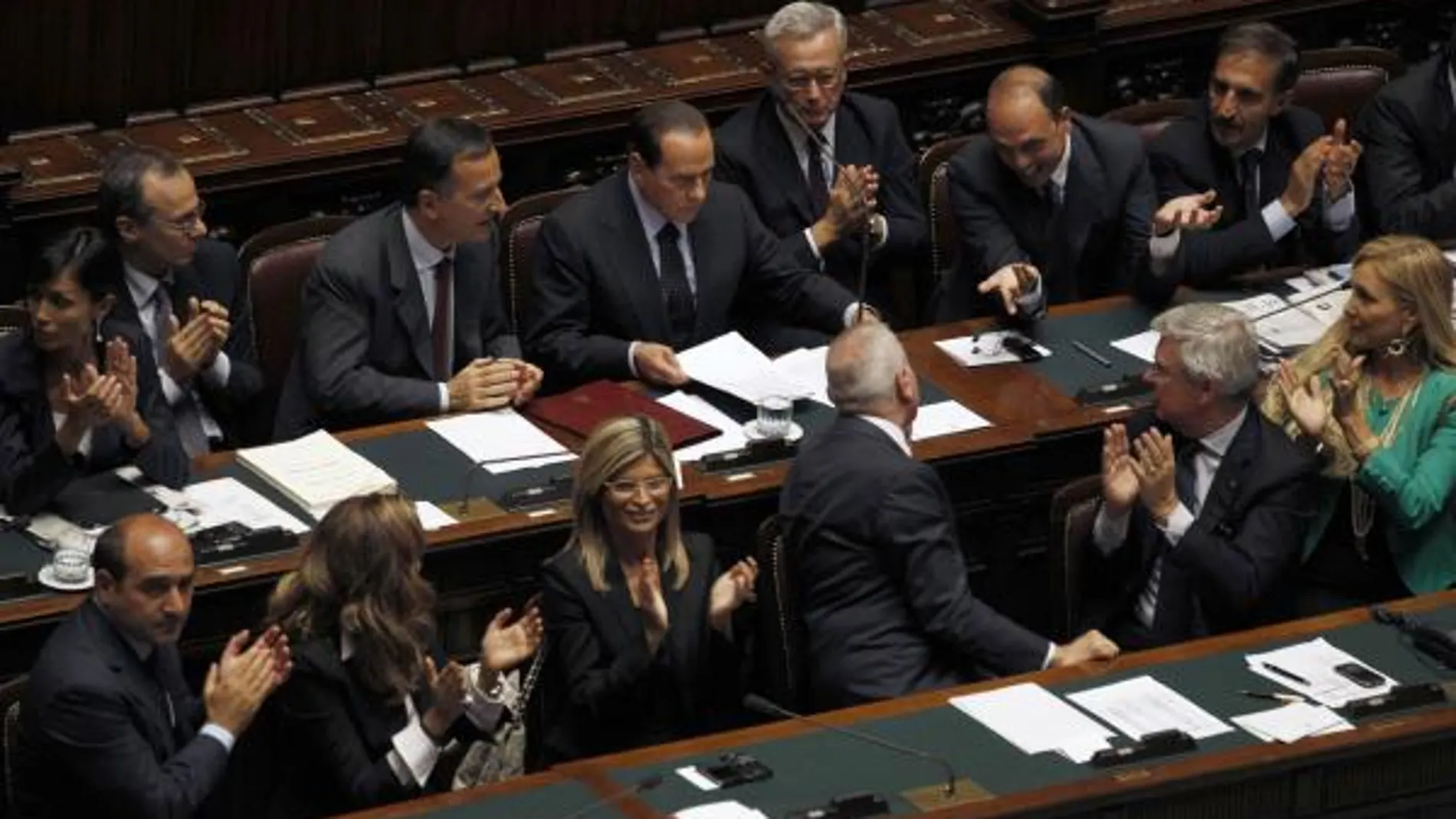 Berlusconi supera sin problemas la moción de confianza