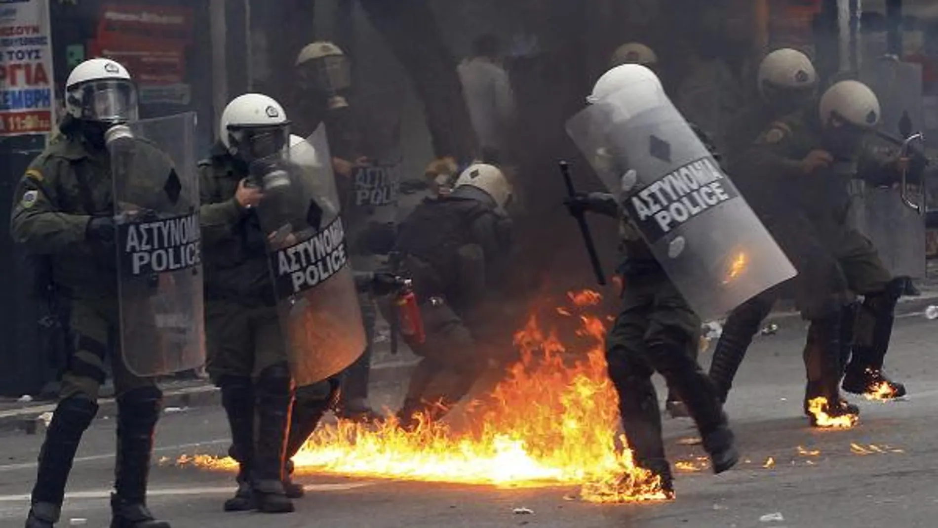 Fuego, violencia y gases lacrimógenos en una masiva manifestación en Atenas