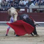 El torero de Orduña pega un derechazo a uno de sus reses de Cuadri