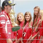 El de Ferrari, ayer en el podio del circuito de Silverstone, se mostró contento por el rendimiento del coche