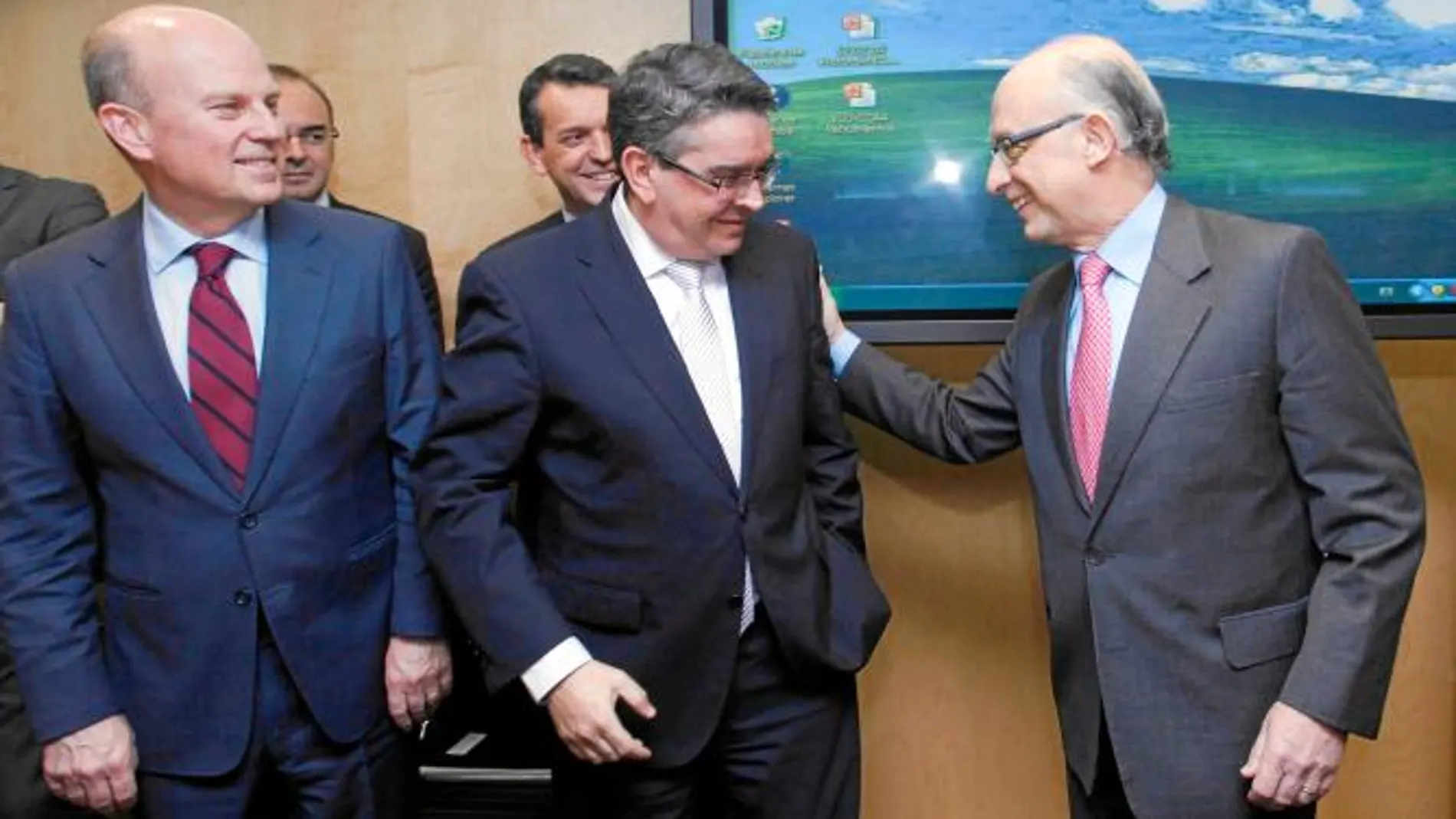 Fabra obligado a subir impuestos si quiere dinero para proveedores