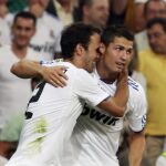 Carvalho, tras meter el gol, se abraza a Ronaldo
