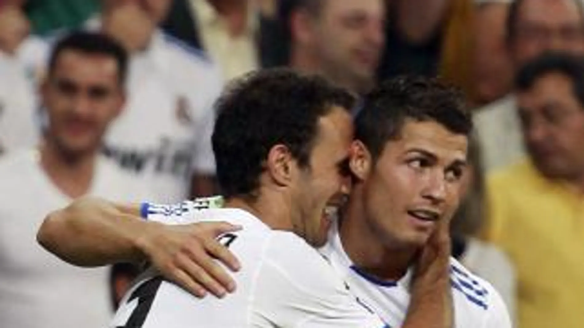 Carvalho, tras meter el gol, se abraza a Ronaldo