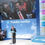 José María Aznar, ayer, en Sevilla, durante su intervención ante la mirada de Javier Arenas y Mariano Rajoy