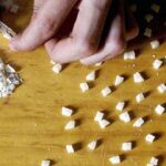 El «crack» se consigue calentando la cocaína con agua y bicarbonato sódico, que se endurece al enfriarse, por lo que es necesario cortarlo