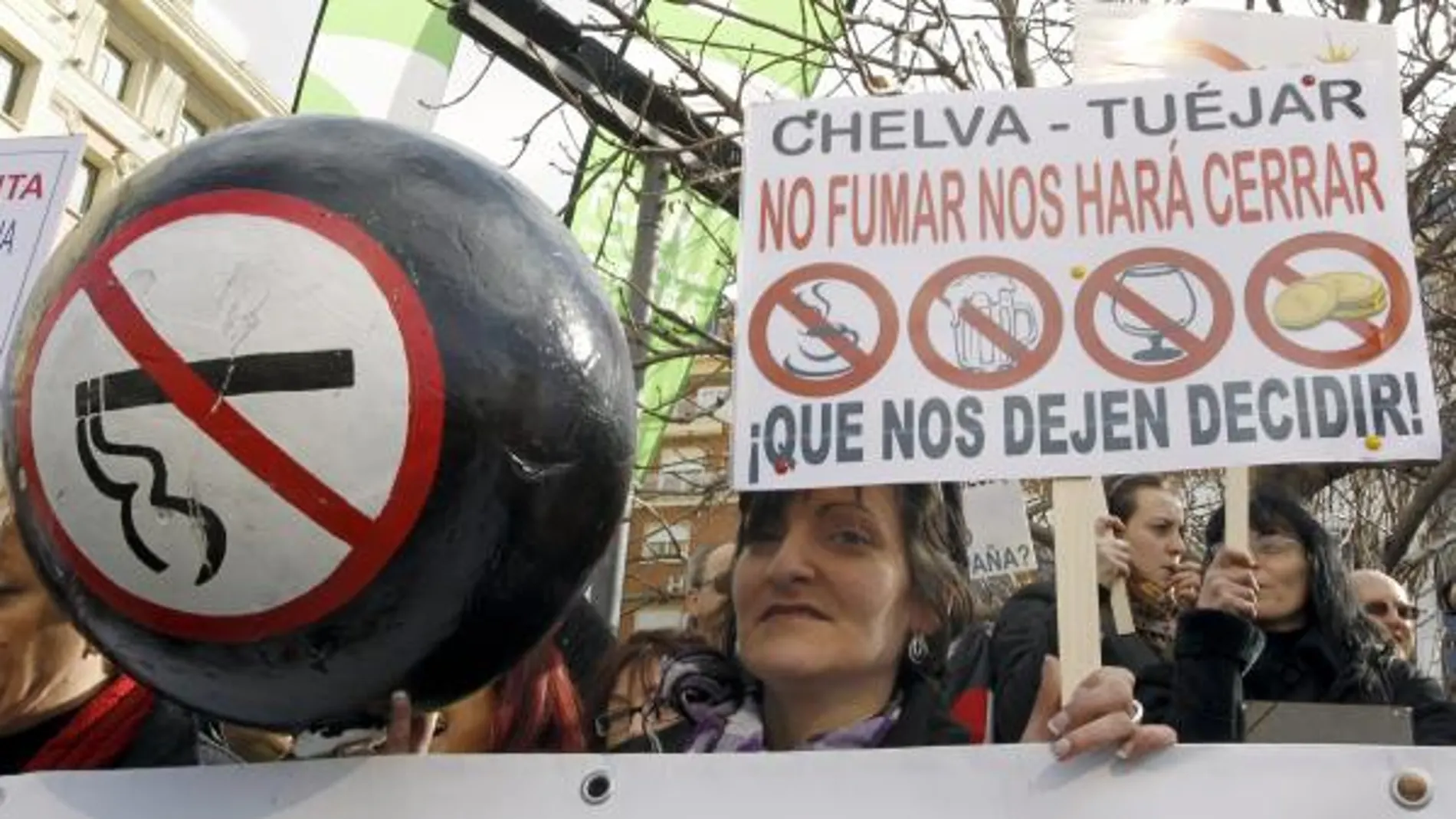Cientos de hosteleros cortan el tráfico en Madrid contra la ley antitabaco
