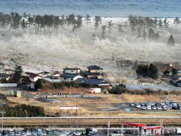 Un tsunami arrolla Japón tras el mayor terremoto de su historia en 2011