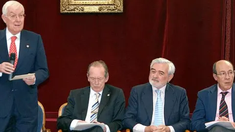Víctor García de la Concha,de pie, junto a José Manuel Blecua, director de la RAE, Darío Villanueva y Francisco Rico, que dirige la Biblioteca Clásica