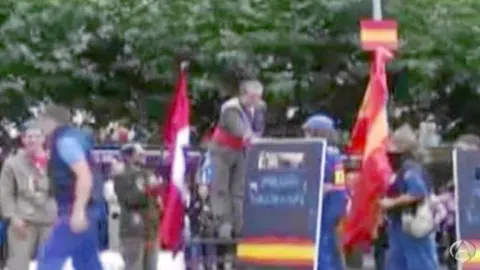 El falso monarca saluda a los vecinos de Alsasua vestidos como policías nacionales en el remedo de desfile