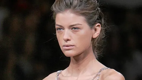 Una modelo desfilando en la pasarela