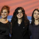 Markovitch y dos de sus actrices en el pase de su película "El premio"en la Berlinale