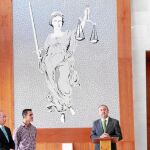 Cabré descubrió ayer un mural elaborado en trencadís por menores del centro de reeducación Pi Gros en la Ciudad de la Justicia de Castellón