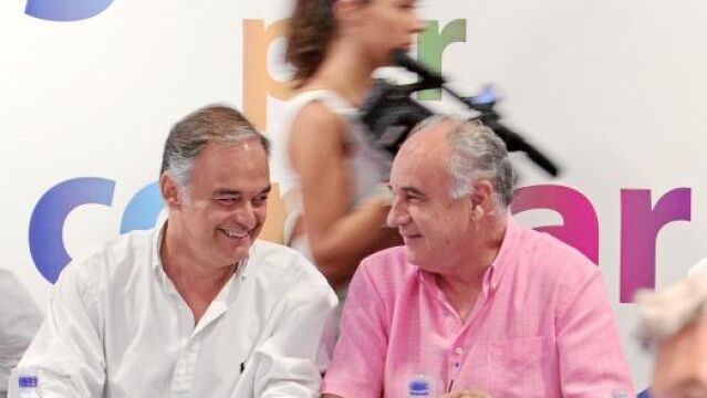 Esteban González Pons conversa con Rafael Blasco, portavoz popular en Les Corts. Rajoy iniciará el 3 de septiembre la precampaña electoral