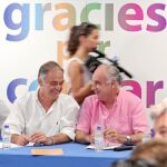 Esteban González Pons conversa con Rafael Blasco, portavoz popular en Les Corts. Rajoy iniciará el 3 de septiembre la precampaña electoral