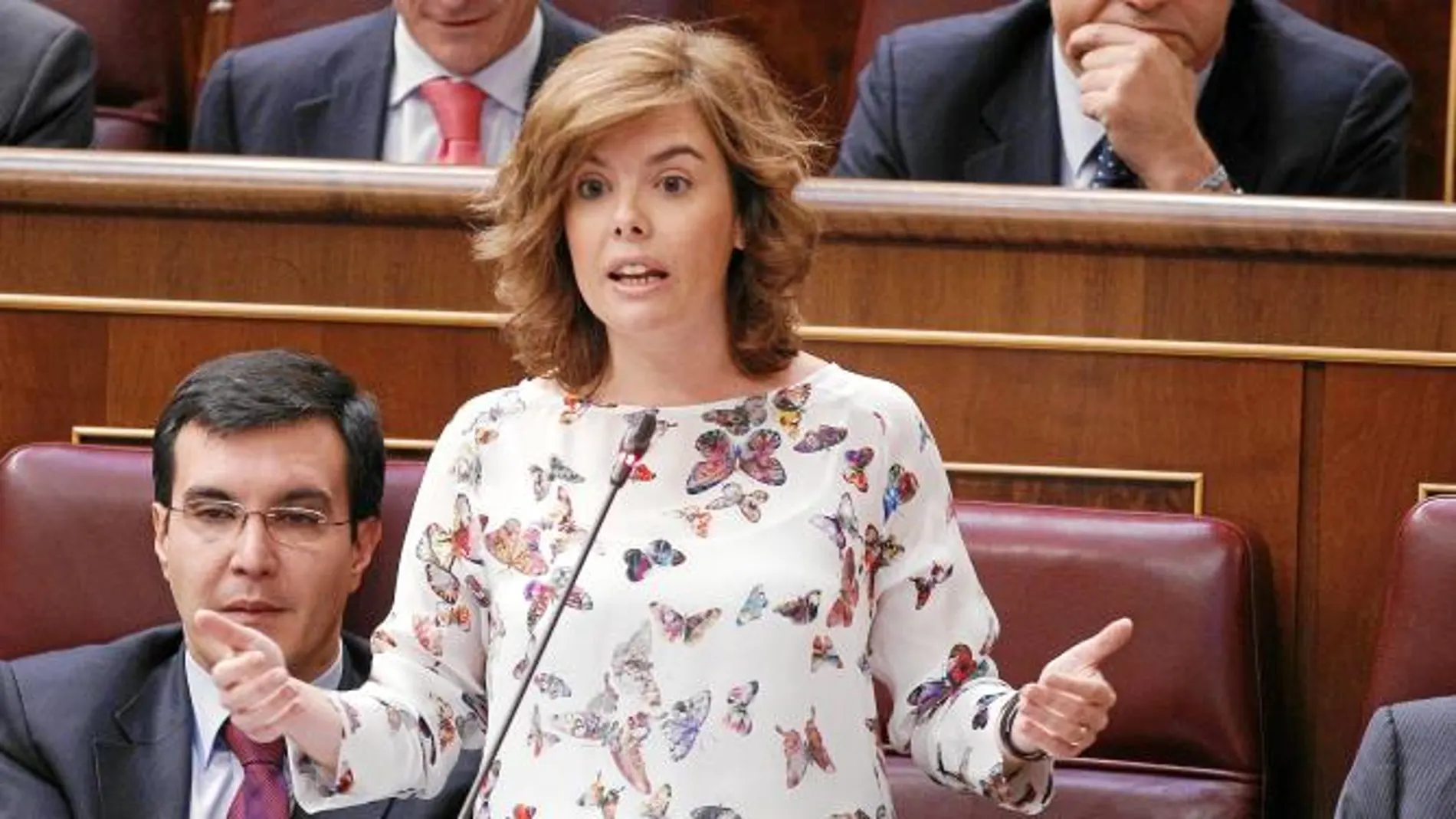 La portavoz del PP en el Congreso, Soraya Sáenz de Santamaría, ayer en un momento del rifi rafe parlamentario