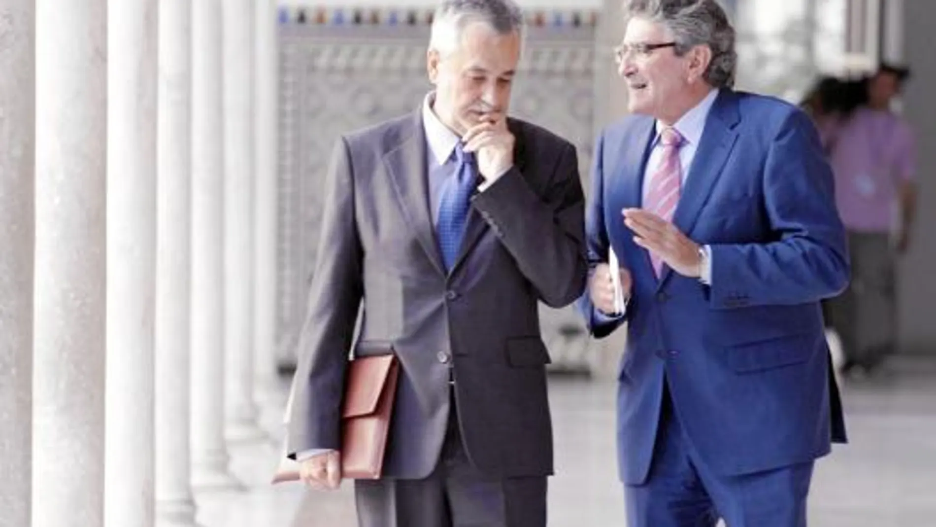 Pizarro deja el Gobierno andaluz pero no el Parlamento. Conservará su acta de diputado por Cádiz y coincidirá con Griñán en los Plenos hasta el final de la legislatura.