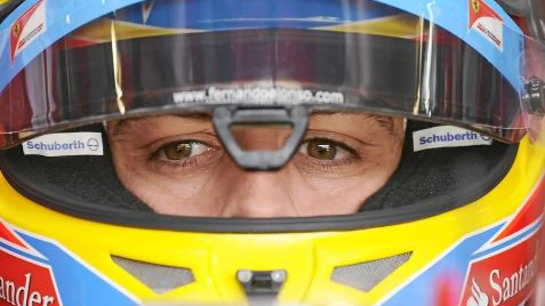Fernando Alonso, ayer, dentro de su monoplaza en Nurburgring