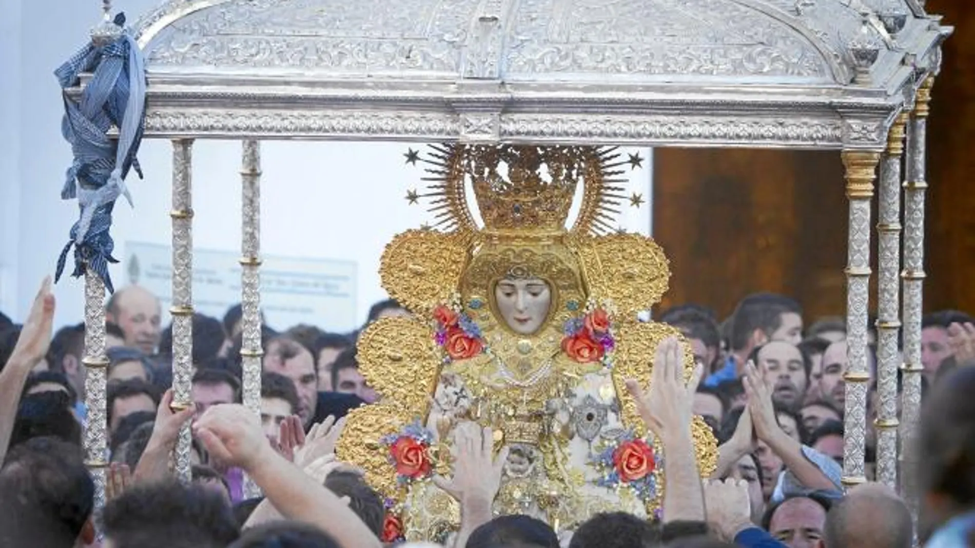 La Virgen del Rocío, poco antes de entrar en la ermita con los pañuelos sujetando el varal del paso