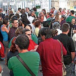 Unas decenas de docentes se concentraron ayer en Madrid en apoyo a un grupo de profesores encerrados en la Consejería en protesta por el aumento de las horas lectivas.