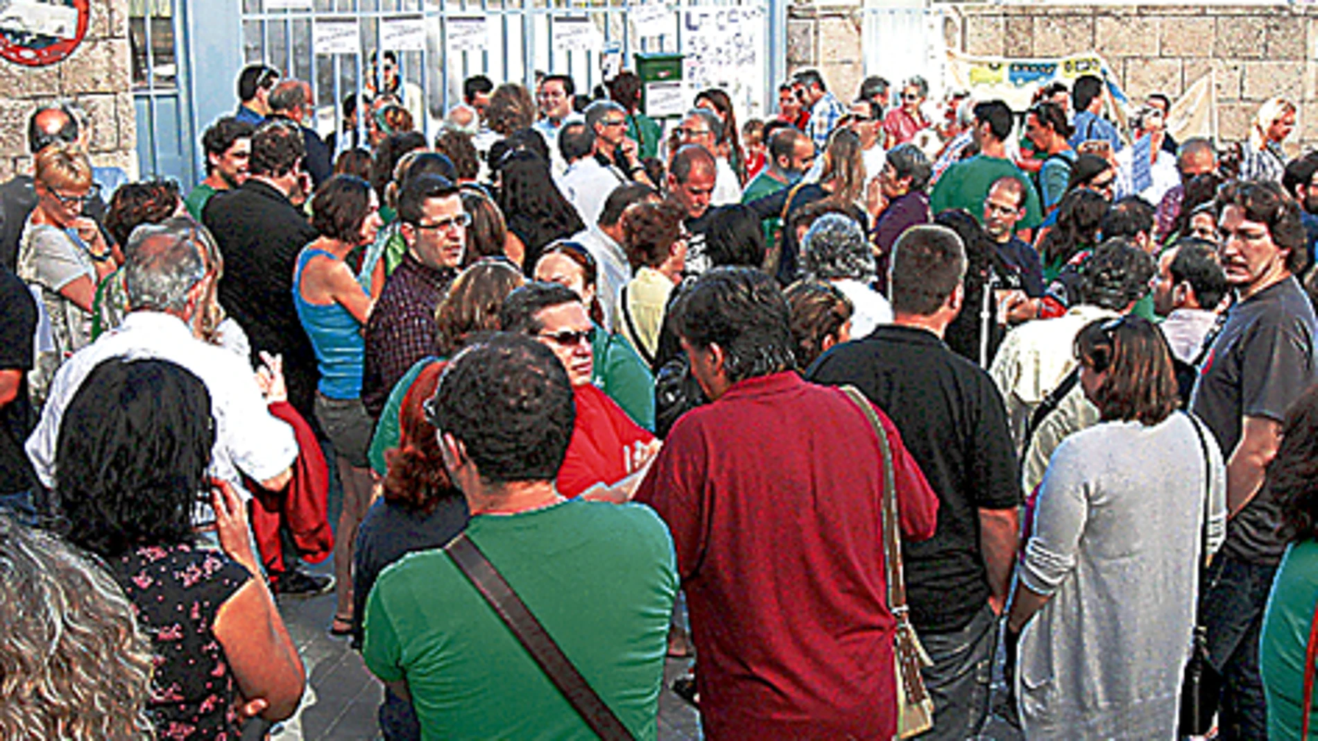 Unas decenas de docentes se concentraron ayer en Madrid en apoyo a un grupo de profesores encerrados en la Consejería en protesta por el aumento de las horas lectivas.