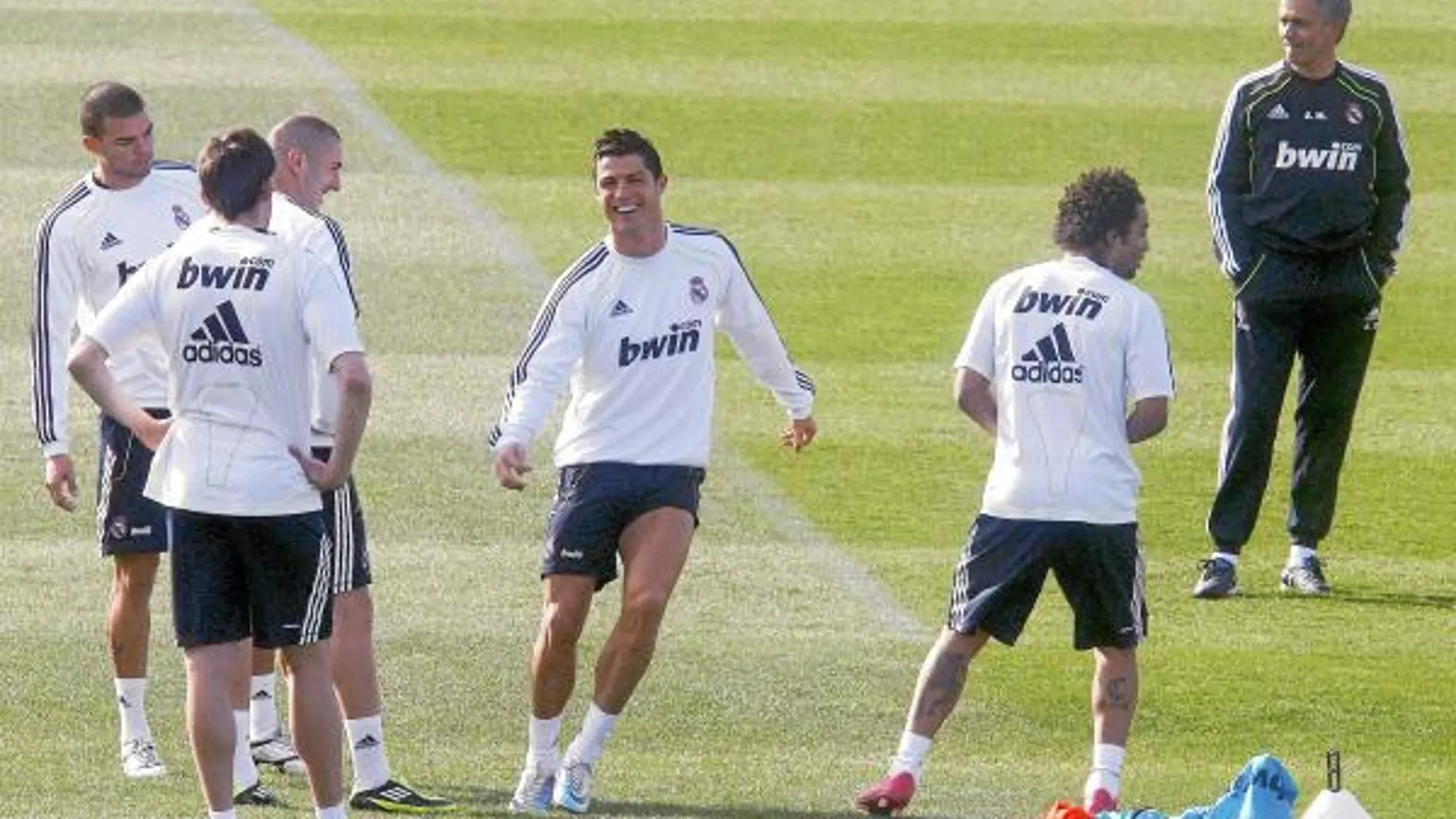 Mourinho observa a varios de sus jugadores durante en entrenamiento de ayer en Valdebebas