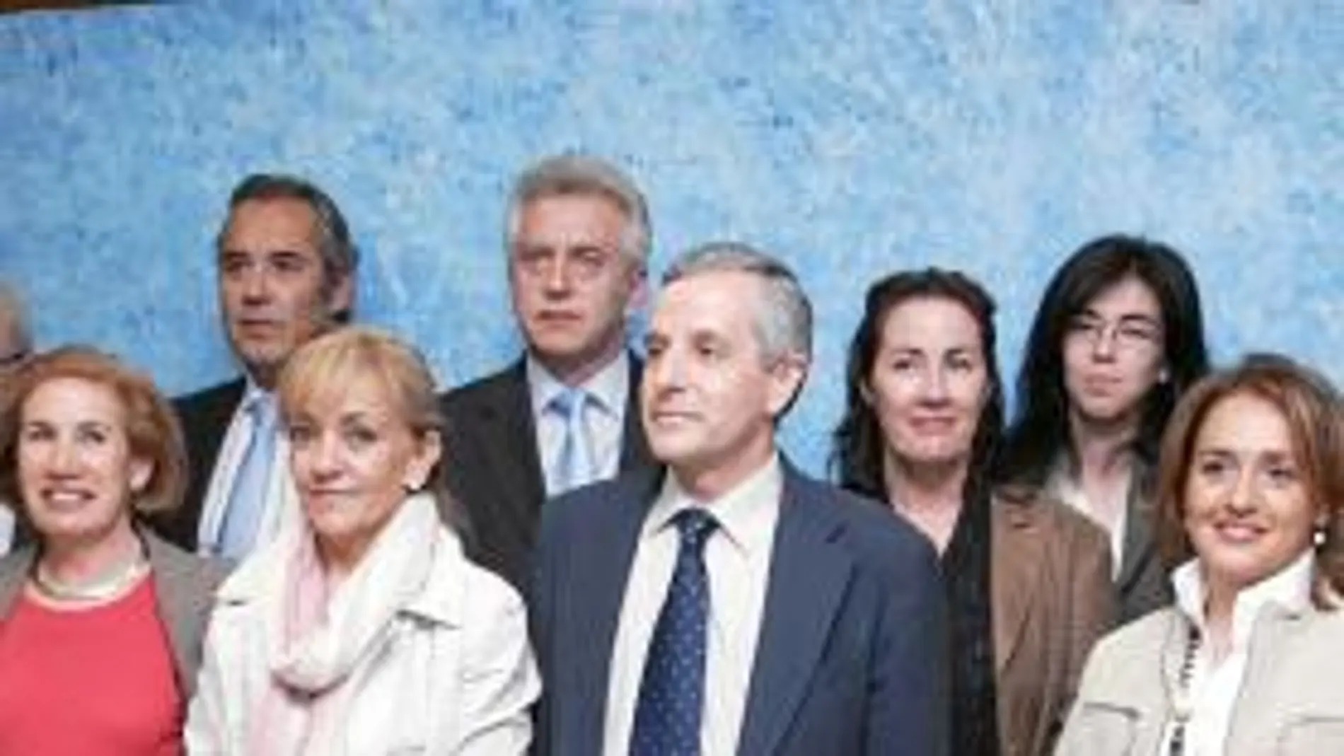 El candidato del PP a la Alcaldía de León, Emilio Gutiérrez, con su equipo