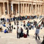 reconquista. Los soldados leales a Gadafi paseaban ayer por el anfiteatro romano de Sabratha