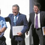 El alcalde, Juan Ignacio Zoido, bromea con Alfonso Vidán a la salida de la constitución de la Mesa por el Empleo celebrada ayer