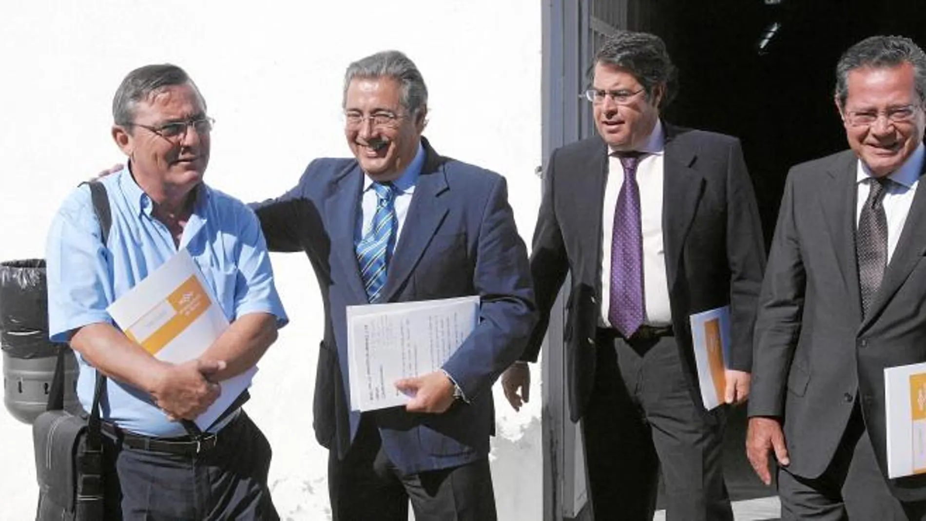 El alcalde, Juan Ignacio Zoido, bromea con Alfonso Vidán a la salida de la constitución de la Mesa por el Empleo celebrada ayer